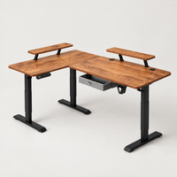 Bureau d'angle électrique 140 x 140 cm marron rustique avec étagères d'écran, vue de trois quarts sur fond gris clair