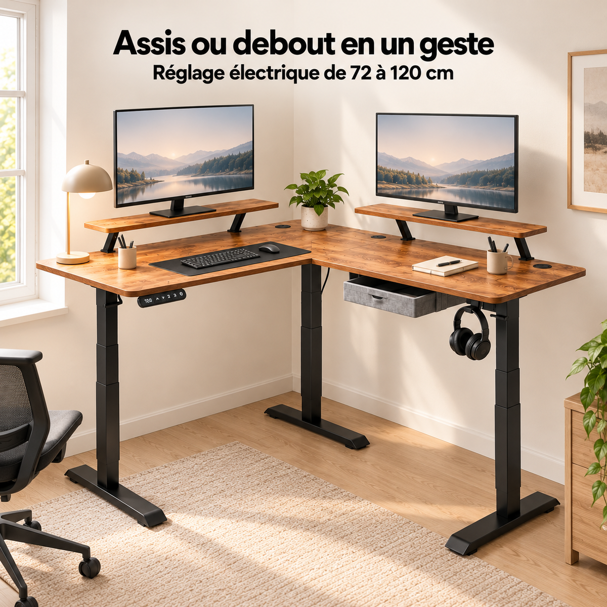 Bureau d'angle électrique 140 x 140 cm relevé en position debout dans un bureau lumineux