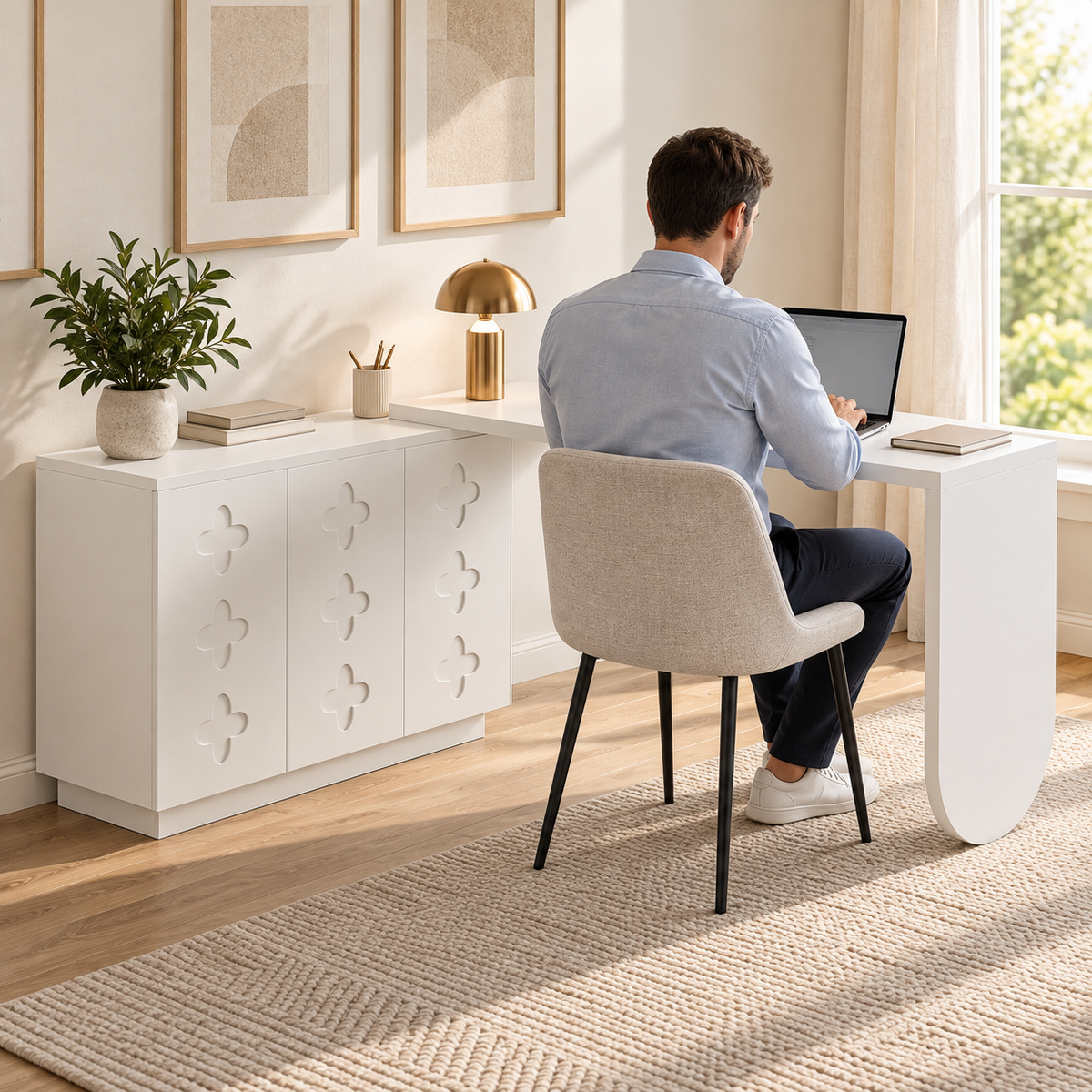 Homme travaillant sur un ordinateur portable au bureau d'angle pivotant blanc, vu de dos