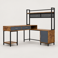 Bureau d'angle industriel en L 140 x 140 cm avec étagère haute, tiroirs et placard, vue de trois quarts sur fond gris clair