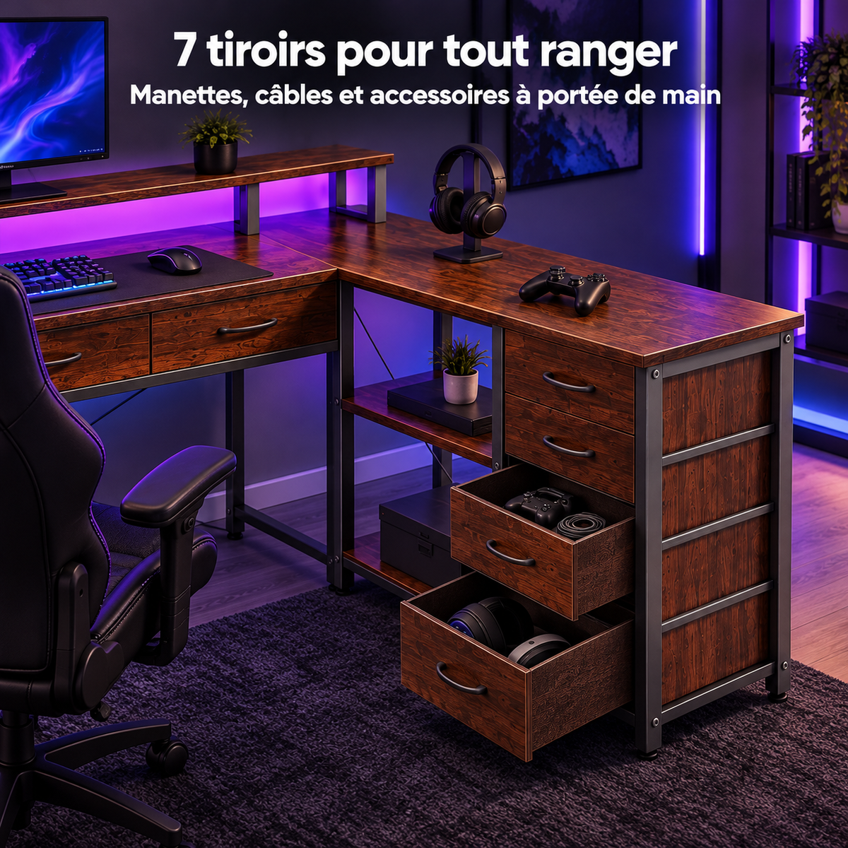 Tiroirs ouverts du bureau gaming d'angle avec manette, câbles et casque rangés
