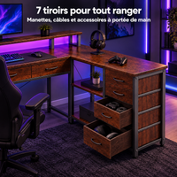 Tiroirs ouverts du bureau gaming d'angle avec manette, câbles et casque rangés