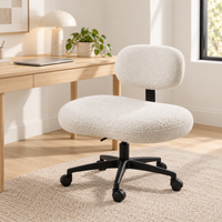 Chaise de bureau en tailleur pivotante blanche devant un bureau en bois clair