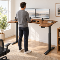Homme travaillant debout au bureau assis-debout marron vintage, vu de dos