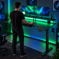 Homme jouant debout au bureau gaming assis-debout, vu de dos