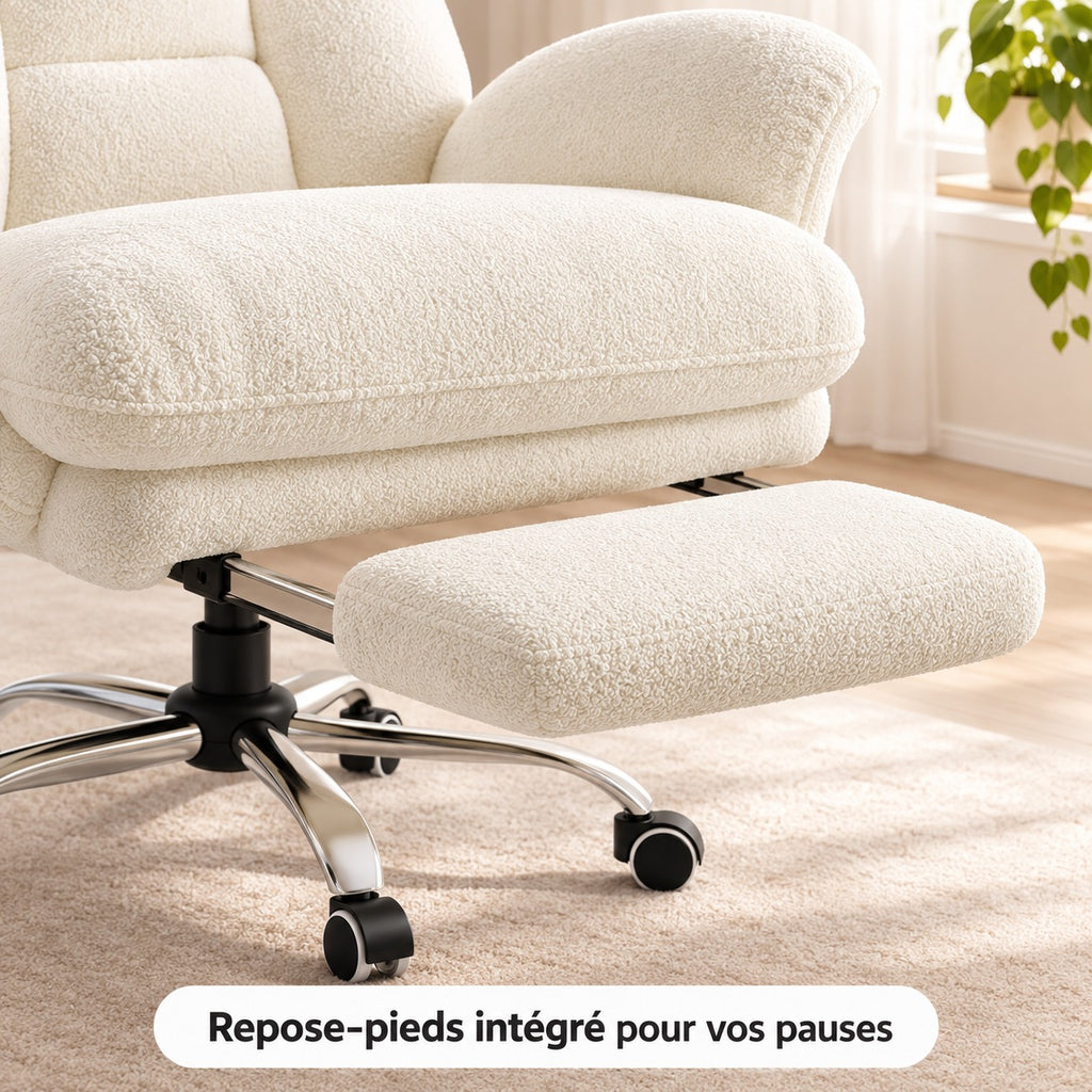 Gros plan sur le repose-pieds intégré du fauteuil en tissu teddy