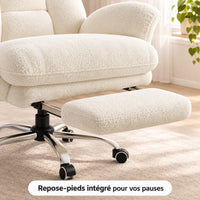 Gros plan sur le repose-pieds intégré du fauteuil en tissu teddy