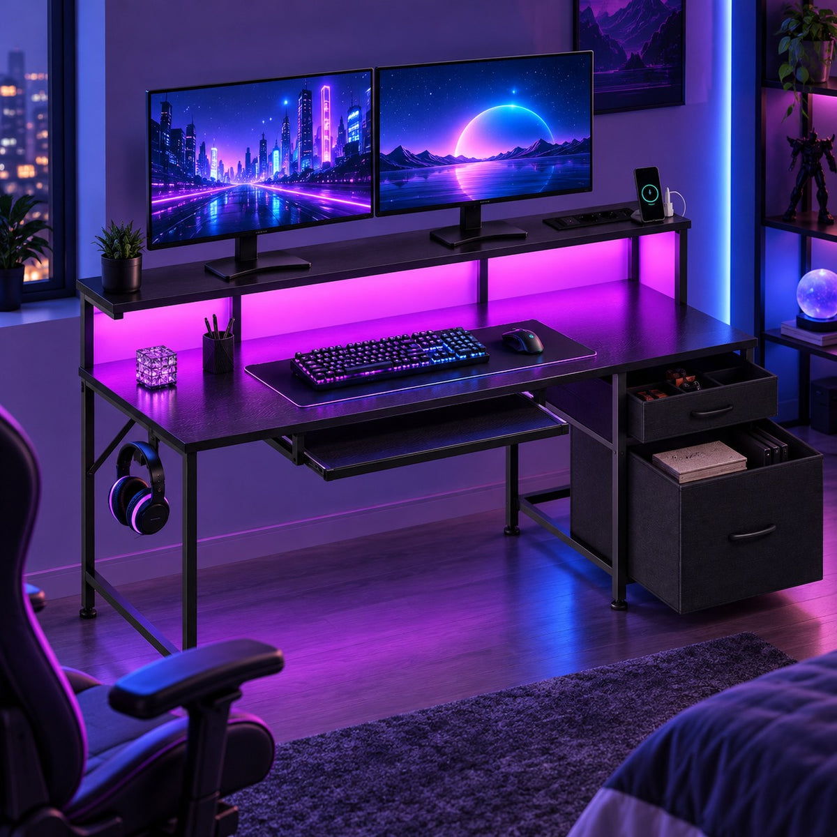 Bureau gaming 140 cm noir installé dans une chambre gaming éclairée en LED violet