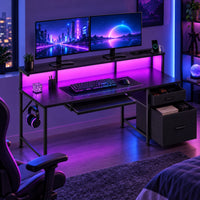 Bureau gaming 140 cm noir installé dans une chambre gaming éclairée en LED violet