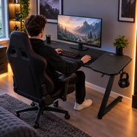 Homme jouant au bureau gaming 120 x 60 cm