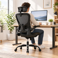 Homme travaillant assis sur la chaise ergonomique en maille, vu de dos