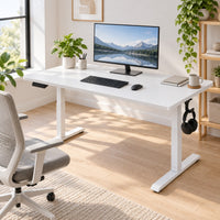 Bureau assis-debout électrique avec prise USB et crochet blanc dans un bureau à domicile lumineux