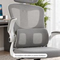 Gros plan sur l'accoudoir relevable et le soutien lombaire du fauteuil en maille