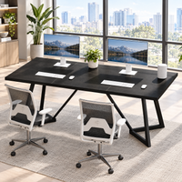 Bureau de direction 180 cm noir avec pieds en métal installé dans une pièce lumineuse