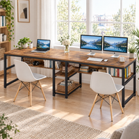 Bureau double 200 cm avec étagères intégrées installé dans une pièce lumineuse