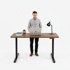 Homme debout au bureau